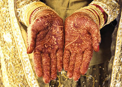 Grußkarte "Zur Hochzeit mit Mehndi bemalte Hände einer indischen Frau"